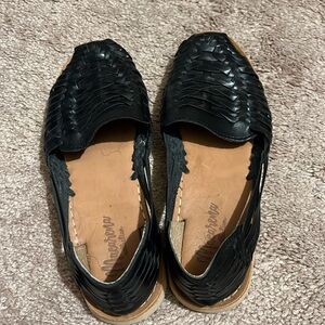Macarena Collection Black leather Huarache Sandals size 7